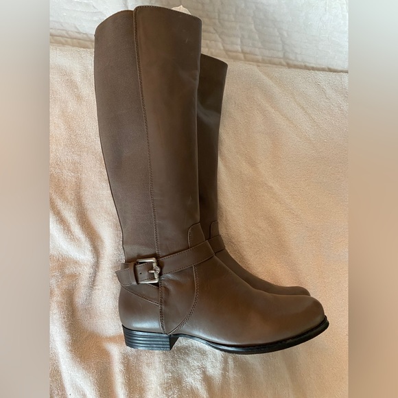 Isaac Mizrahi sz 7 HTF TAUPE leather stretch riding boots- never worn - Picture 2 of 13